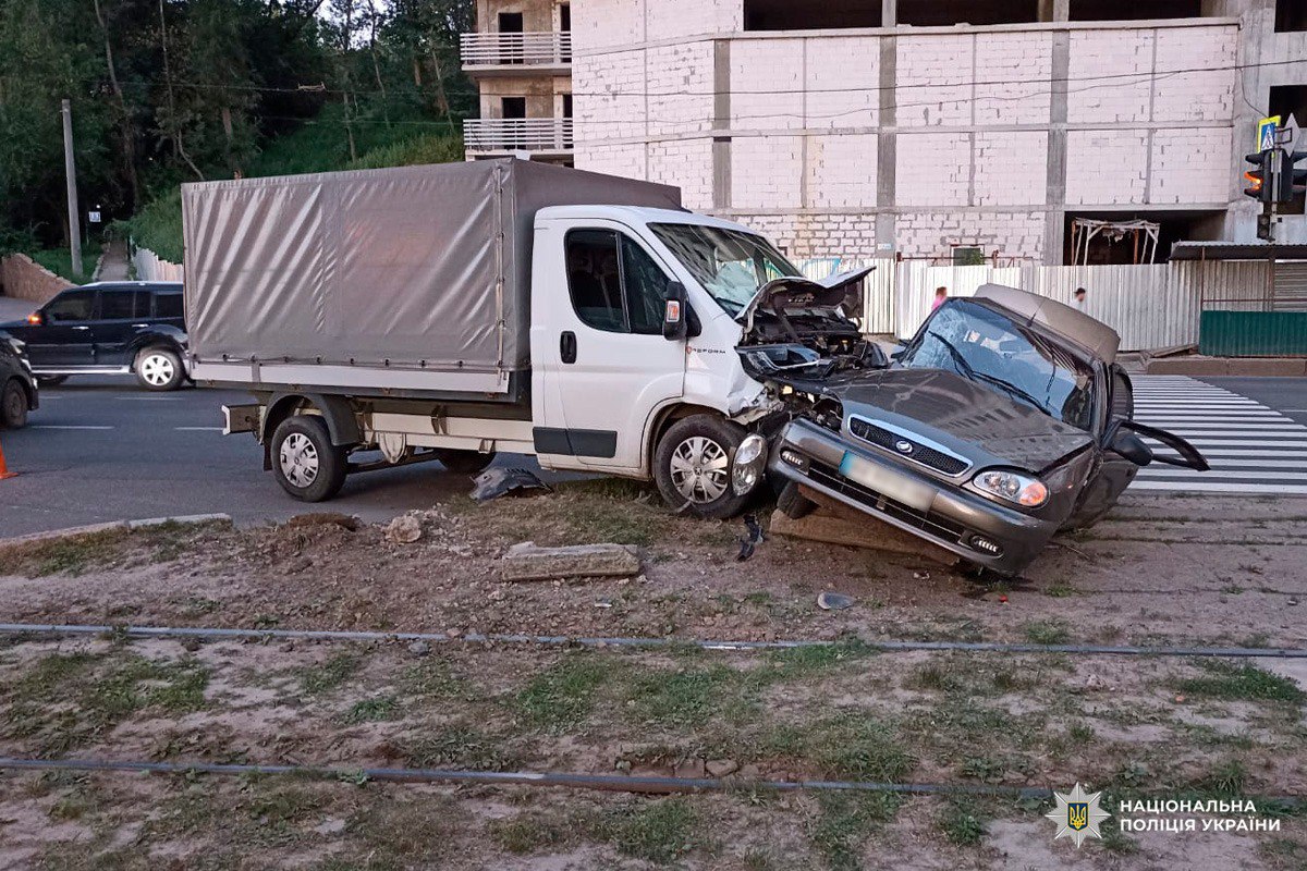 Потрапила до лікарні водійка Daewoo Lanos післі зіткнення з Peugeot: Новини Харкова